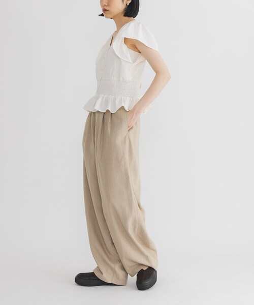 KBF（ケイビーエフ）の「フリルスリーブシャーリングブラウス（シャツ/ブラウス・レディース・IVORY/BLACK/CHALK・One）」の9枚目の写真
