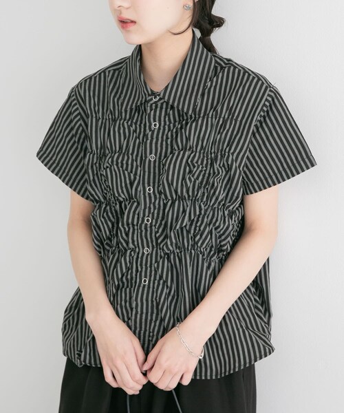 ITEMS URBANRESEARCH（アイテムズ アーバンリサーチ）の「シャーリングストライプシャツ（シャツ/ブラウス・レディース・BEG/BRN/BLK・Free）」の5枚目の写真