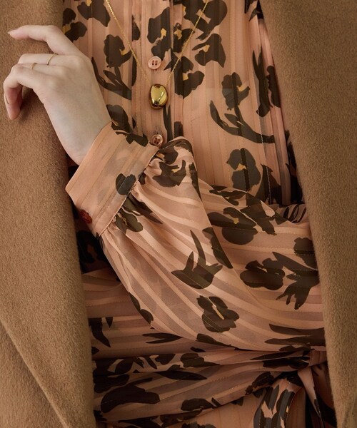 ROPE'（ロペ）の「フラワープリントタックワンピース/イージーケア（ワンピース・レディース・ダークブラウン系/オレンジ系・F）」の7枚目の写真