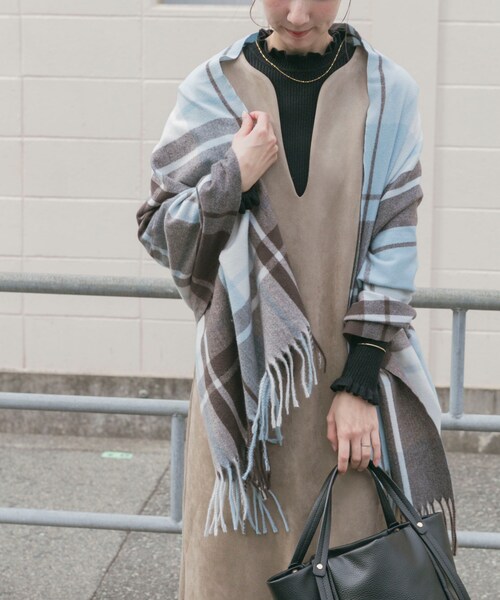 ITEMS URBANRESEARCH(アイテムズ アーバンリサーチ)の「チェックストール(マフラー・レディース・IVO/MOC/L.BLU/NVY・-)」の4枚目の写真