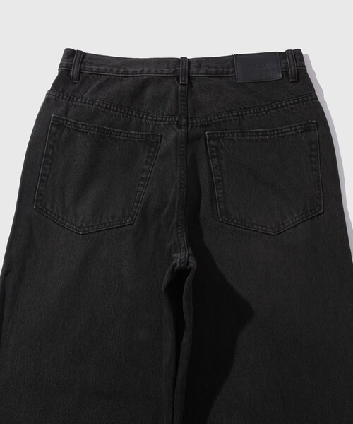 ADAM ET ROPE'（アダムエロペ）の「【CODA/コーダ】BLACK WASHED DISTRESSED BREAK CUT WIDE STRIGHT JEANS（デニムパンツ・メンズ・ブラック・0/1/2）」の8枚目の写真