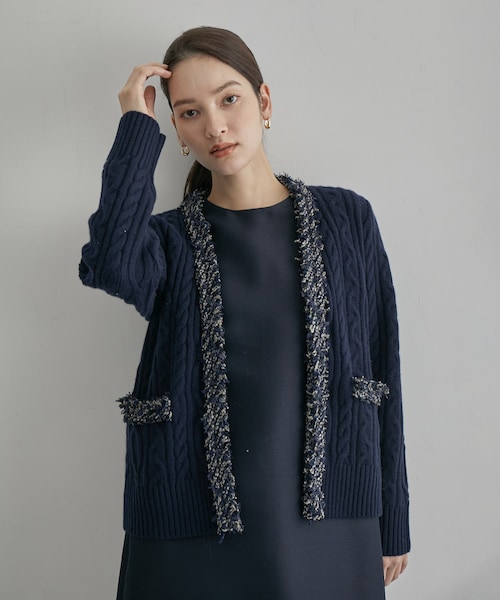 ROPE'（ロペ）の「【一部店舗限定】【LINTON TWEED】カシミヤブレンドケーブルカーディガン（カーディガン/ボレロ・レディース・オフホワイト/ネイビー系・F）」の16枚目の写真