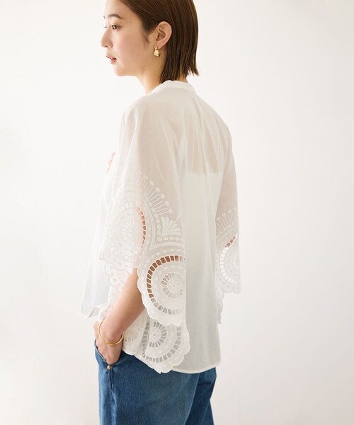 ROPE'(ロペ)の「INDIAコットンボイルシフリー刺繍ケープ(ポンチョ)ブラウス/セットアップ対応・イージーケア(シャツ/ブラウス・レディース・ブラック/ホワイト・F)」の4枚目の写真