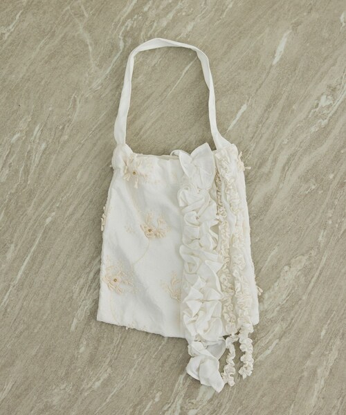 ADAM ET ROPE'(アダムエロペ)の「【crinkle crinkle crinkle】別注3D刺繍フリルトートバッグ(トートバッグ・レディース・ブラック/ホワイト・F)」の1枚目の写真