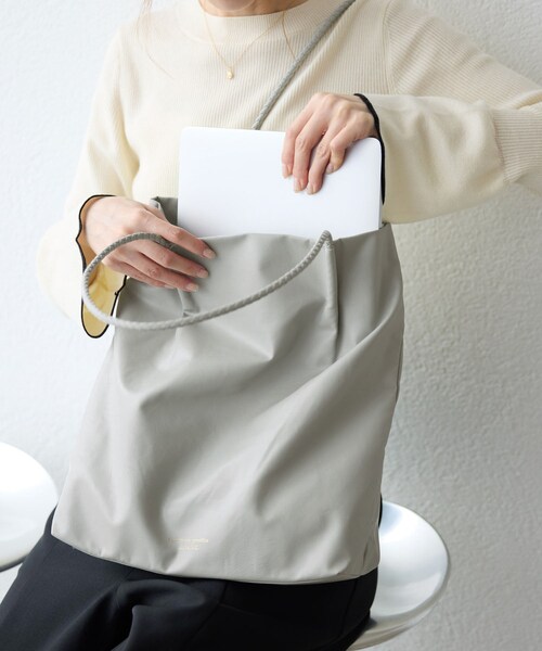 ROPE' PICNIC(ロペピクニック)の「【A4対応・洗える】メッシュハンドルトートバッグ(トートバッグ・レディース・ブラック系/ライトグレー/キナリ系/ワイン系/イエロー系/シルバー系/ブラック/グレー/キナリ/ブラウン系/ベージュ/ブルー/ブルー系/ラベンダー/レッド/ピンク/ローズピンク/ピンク系/ゴールド/シルバー/ブラウン/ライトグリーン・F)」の9枚目の写真