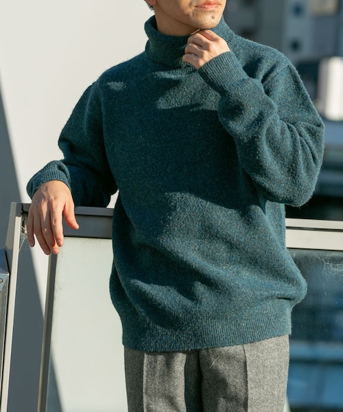 URBAN RESEARCH ROSSO（アーバンリサーチロッソ）の「ブークレストレッチタートルニット（ニット/セーター・メンズ・GREIGE/GRAY/KHAKI/BLACK/BLUE・S/M/L/XL）」の2枚目の写真