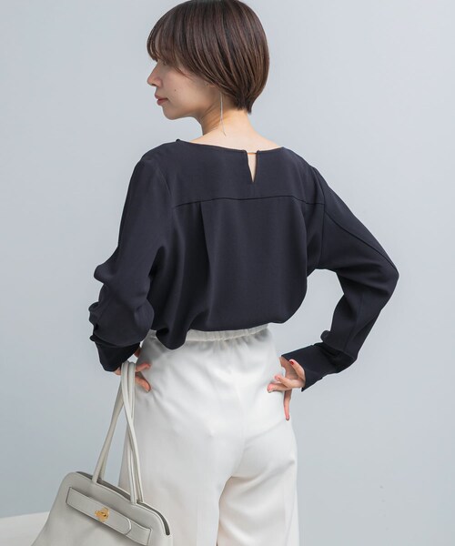 URBAN RESEARCH ROSSO（アーバンリサーチロッソ）の「トリアセテート混ドレープネックブラウス（シャツ/ブラウス・レディース・L/BEIGE/NAVY・Free）」の6枚目の写真