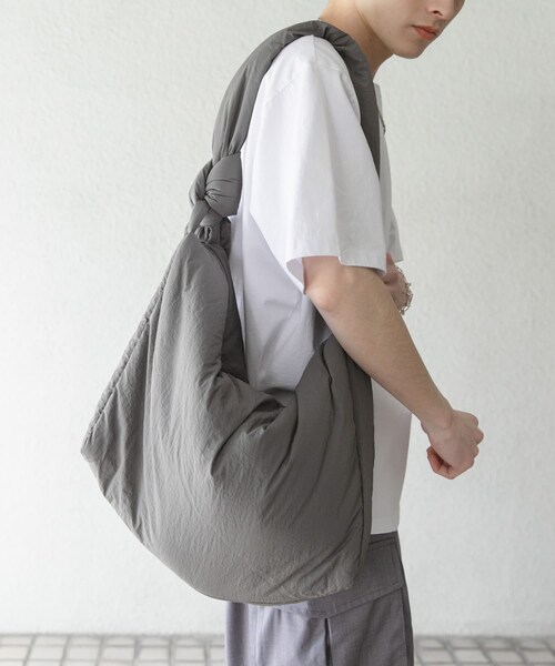 SENSE OF PLACE by URBAN RESEARCH（センスオブプレイスバイアーバンリサーチ）の「ナイロンパデットビックショルダー（ショルダーバッグ・メンズ・BLACK/WHITE/CHARCOAL/L.BLUE・one）」の14枚目の写真