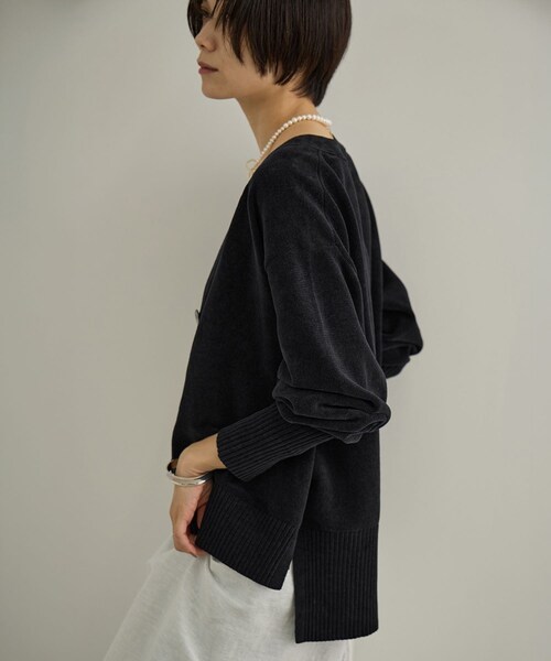 ADAM ET ROPE'(アダムエロペ)の「【CreamyCotton (クリーミーコットン)】Vネックカーディガン / セットアップ対応(カーディガン/ボレロ・レディース・ブラック/オフホワイト/キャメル・F)」の11枚目の写真