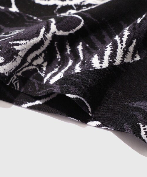 ADAM ET ROPE'(アダムエロペ)の「BLACK ALOHA レーヨンチリメンオープンカラーシャツ(シャツ/ブラウス・メンズ・ブラック系・L/M)」の15枚目の写真