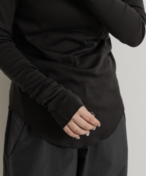 THE GOODLAND MARKET(ザグッドランドマーケット)の「&her Deep V LONG-SLEEVE Tops(Tシャツ/カットソー・レディース・BEIGE/CHARCOAL・FREE)」の8枚目の写真