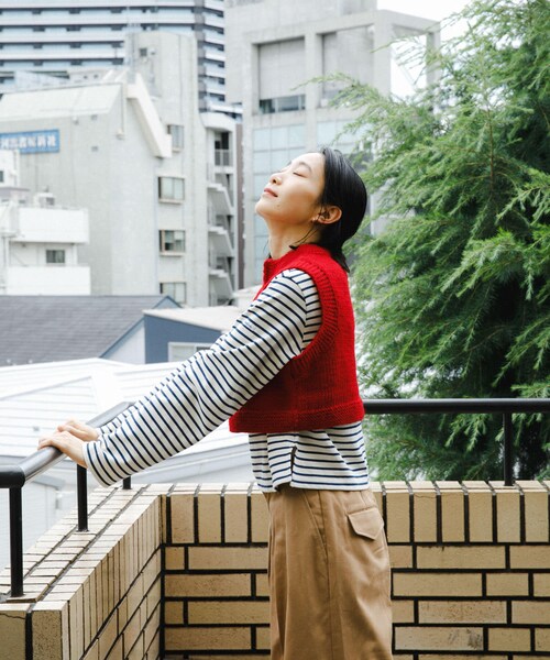 URBAN RESEARCH DOORS(アーバンリサーチドアーズ)の「『別注』KHWOPA SPIRIT×DOORS ショート丈ZIPベスト(ニット/セーター・レディース・グレー/レッド/ネイビー・one)」の22枚目の写真