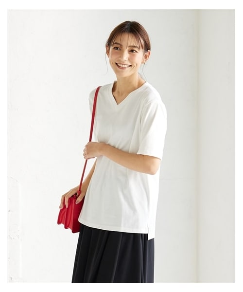 nissen（ニッセン）の「綿１００％汗染みしにくいＶネック５分袖Ｔシャツ＜大きいサイズ有＞（Tシャツ/カットソー・レディース・黒/ネイビー/オフホワイト/グレイッシュモカ/モスカーキ/ロイヤルグリーン/スモークピンク/バーガンディ/アプリコット/ライムイエロー/グレイッシュブルー/ラズベリー/ダークグリーン/サニーイエロー/ソフトピンク・L/LL/3L/4L/5L/6L/8L/10L/M/S）」の6枚目の写真