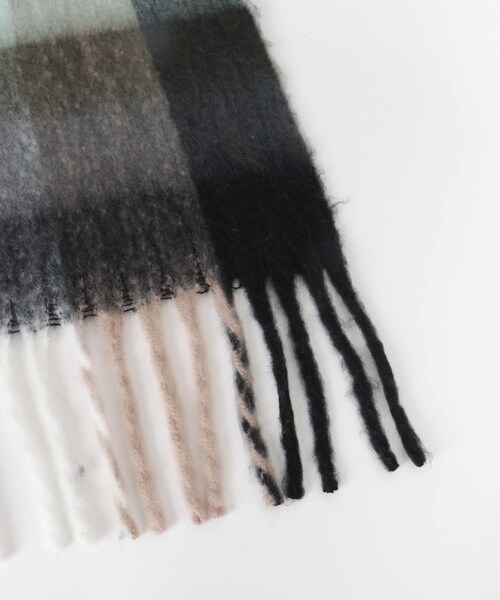 URBAN RESEARCH Sonny Label（アーバンリサーチサニーレーベル）の「フラッフィーボリュームチェックマフラー（マフラー・レディース・オレンジ系/グリーン系/ブラウン系・One）」の10枚目の写真