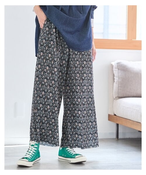 nissen（ニッセン）の「＜大きいサイズ＞ラクしてキレイ見え選べるプリ―ツパンツ（ゆったりヒップ）（パンツ・レディース・黒系マルチストライプ/黒系ドット/モカ系ボタニカル柄/ネイビー系アラベスク柄/オフホワイト系小花柄・L/LL/3L/4L/5L/6L/8L/10L）」の9枚目の写真