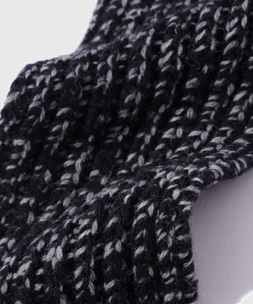 ADAM ET ROPE'（アダムエロペ）の「【NVRFRGT/ネヴァーフォーゲット】NARROW EXTRA LONG MUFFLER（マフラー・メンズ・ブラック/チャコール・F）」の7枚目の写真