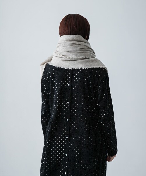 かぐれ（カグレ）の「OLU NATURAL BASIC　空羽入り綾織スクエア（ストール/ショール・レディース・グレー/ホワイト・-）」の8枚目の写真