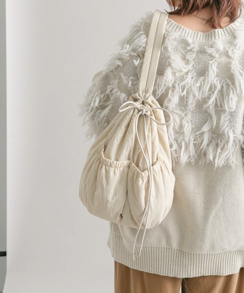 KBF（ケイビーエフ）の「ナイロンパファーボンサック（ショルダーバッグ・レディース・IVORY/BROWN/NAVY・one）」の6枚目の写真