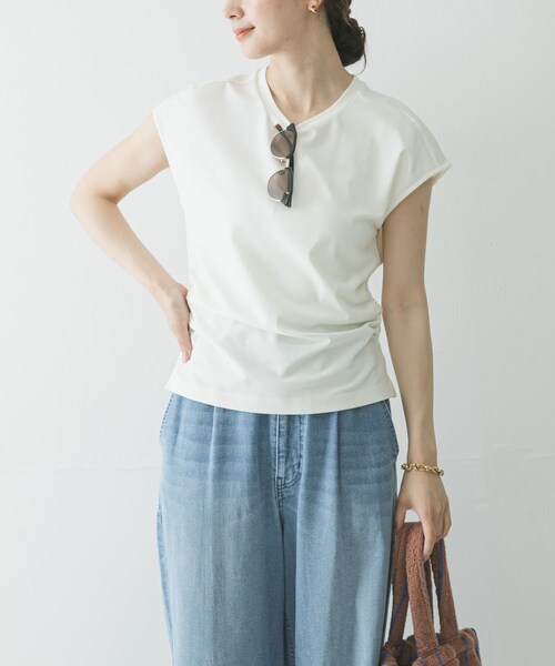 URBAN RESEARCH(アーバンリサーチ)の「サイドギャザーカットソー(Tシャツ/カットソー・レディース・OFF WHITE/BLACK/BROWN・Free)」の5枚目の写真