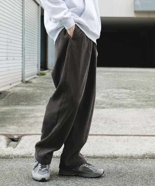URBAN RESEARCH DOORS（アーバンリサーチドアーズ）の「2タック太畝コーデュロイパンツ（その他パンツ・メンズ・BROWN/CHARCOAL・M/L）」の16枚目の写真
