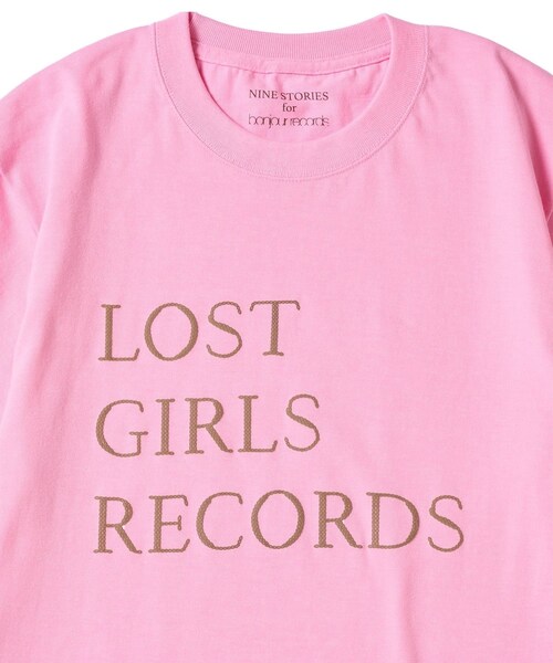 bonjour records(ボンジュールレコーズ)の「LOST GIRLS BOOKS for bonjour records BIG LOGO S/S Tee - ロストガールズブックス エクスクルーシブ Tシャツ(Tシャツ/カットソー・レディース・ホワイト/ダークブラウン/ピンク・F)」の12枚目の写真