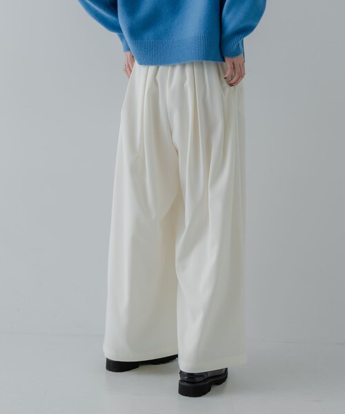 URBAN RESEARCH(アーバンリサーチ)の「ストレッチタックギャザーワイドパンツ(その他パンツ・レディース・OFF WHITE/BLUE/CHARCOAL・36/38)」の15枚目の写真