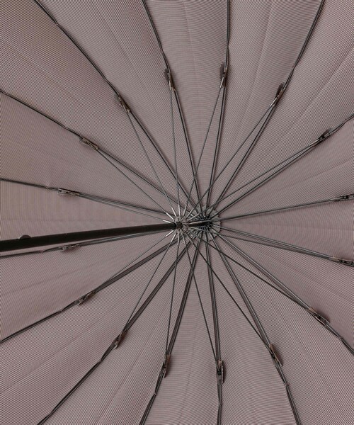 ADAM ET ROPE'(アダムエロペ)の「【30th】別注 裏縞長傘16本骨 / 雨晴兼用55cm(長傘・レディース・ブラック/キャメル系・F)」の12枚目の写真