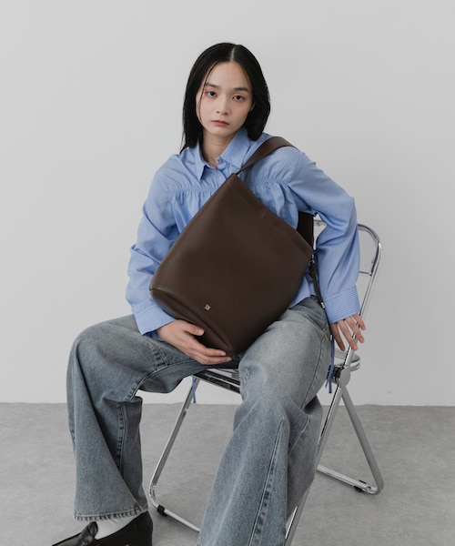 SENSE OF PLACE by URBAN RESEARCH（センスオブプレイスバイアーバンリサーチ）の「チャームツキバケツバッグ（ショルダーバッグ・レディース・IVORY/BLACK/BROWN・One）」の3枚目の写真