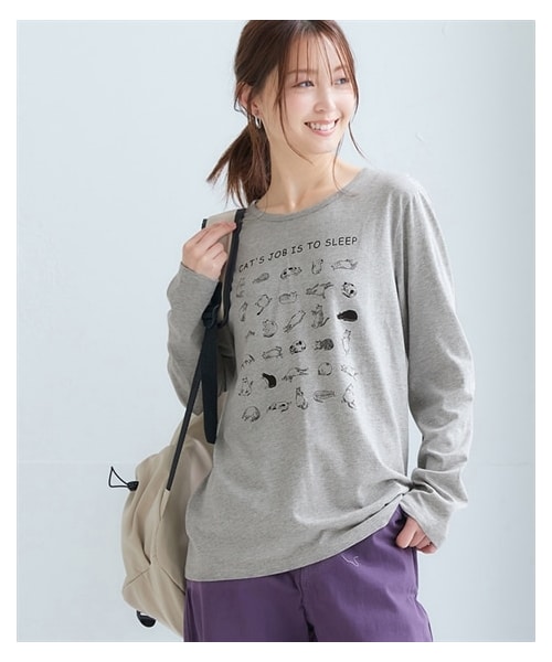 nissen（ニッセン）の「綿１００％長袖プリントTシャツ（ＵＶカット）＜大きいサイズ有＞（Tシャツ/カットソー・レディース・オフホワイト:フレンチロゴ/アイス杢:シンプルロゴ/在庫限り◆ライムイエロー:草花/在庫限り◆グレージュ:ネコロゴ/黒:ナンバーロゴ/在庫限り◆モーブピンク:雑貨ロゴ/オフホワイト:ナンバーロゴ/モカグレー:クールロゴ/黒:フレンチロゴ/アイス杢:フォトねこ/ラズベリーピンク:フレンチ/杢グレー:ネコだらけ/チャコールグレー:袖ロゴ/ボルドー:ロゴ花/ネイビー:ハート/オフホワイト:ブロックロゴ/黒:レタリングロゴ/グレイッシュブルー:ほのぼのネコ/モカベージュ:胸つむネコ/チャコール:アーチロゴ/在庫限り◆ブルーグレー:胸ネコ/在庫限り◆ダスティピンク:花/チャコール:おすわりネコ/黒:ブロックロゴ/オフホワイト:筆記ロゴ/グリーン:野花・S/M/L/LL/3L/4L/5L/6L/8L/10L）」の10枚目の写真
