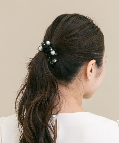 URBAN RESEARCH ROSSO（アーバンリサーチロッソ）の「kaene　チュールフリルパールシュシュ（ヘアゴム・レディース・OFF WHITE/BLACK・Free）」の6枚目の写真