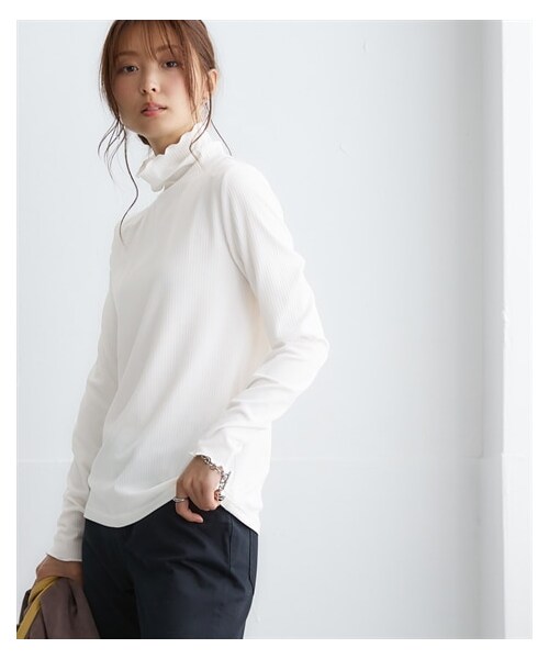 nissen（ニッセン）の「細リブハイネックカットソートップス＜大きいサイズ有＞（Tシャツ/カットソー・レディース・オフホワイト/黒/スモーキーサックス/エクリュ/コーラル/ネイビー/チャコールブラウン/オフホワイト×黒ボーダー/ライトグレー/フューシャピンク/ハニーイエロー/ネイビー×オフホワイトボーダー/エメラルドグリーン・S/M/L/LL/3L/4L/5L/6L/8L/10L）」の11枚目の写真