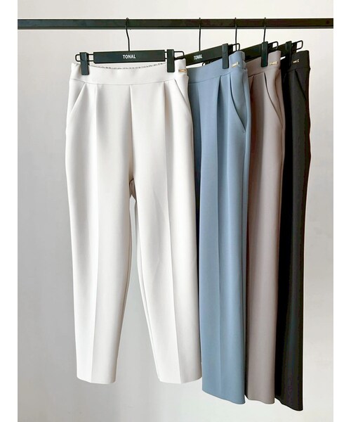 TONAL(トーナル)の「ストレッチスリムテーパードパンツ(その他パンツ・レディース・ライトグレー/モカ・L)」の3枚目の写真