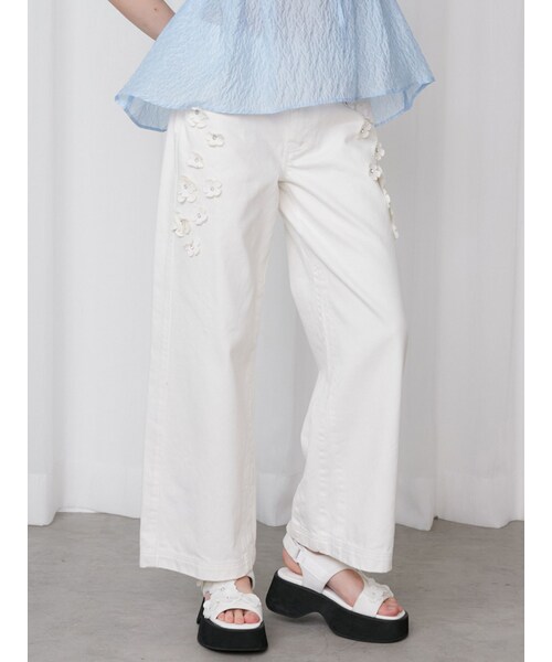 CALNAMUR（カルナムール）の「3D FLOWER STRAIGHT DENIM PT/3Dフラワーストレートデニムパンツ（その他パンツ・レディース・ホワイト/アイスブルー/インディゴ・S/M）」の2枚目の写真