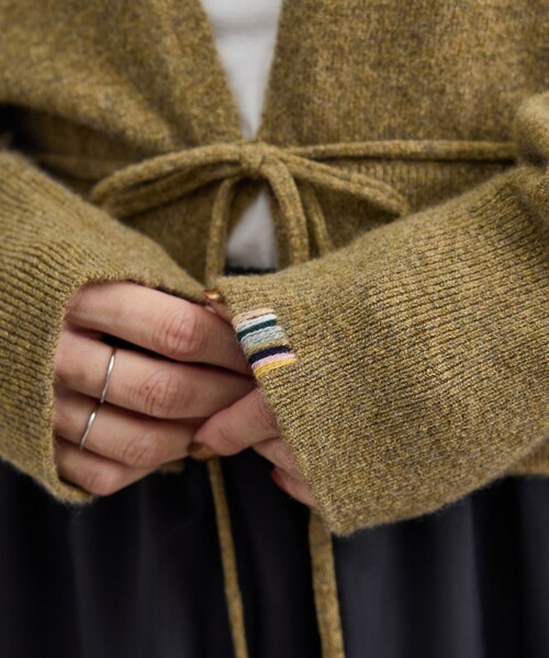 ADAM ET ROPE'（アダムエロペ）の「【extreme cashmere（エクストリーム・カシミア）】ella ニットカーディガン（カーディガン/ボレロ・レディース・グリーン系/カーキ系・F）」の11枚目の写真