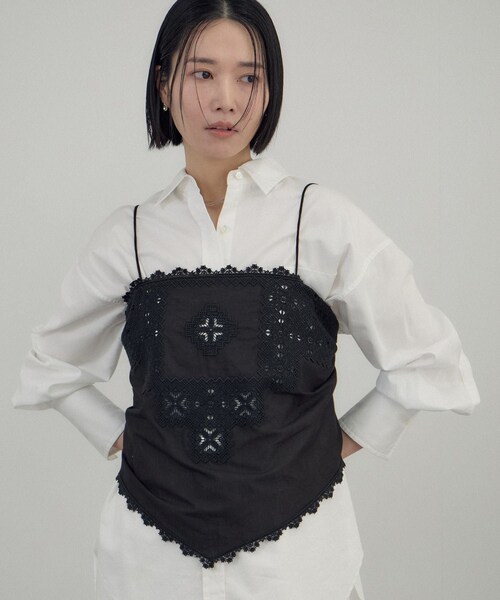 ADAM ET ROPE'（アダムエロペ）の「クロスレースマルチキャミソール（キャミソール・レディース・ブラック/オフホワイト・F）」の2枚目の写真