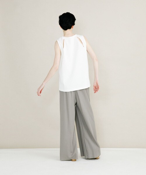 LAATO（ラート）の「slit no sleeve tee（タンクトップ・レディース・パール/クレイ・FREE）」の9枚目の写真