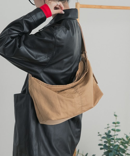 URBAN RESEARCH DOORS（アーバンリサーチドアーズ）の「撥水ナイロン2WAYバッグ（ショルダーバッグ・レディース・BLACK/BEIGE・-）」の2枚目の写真