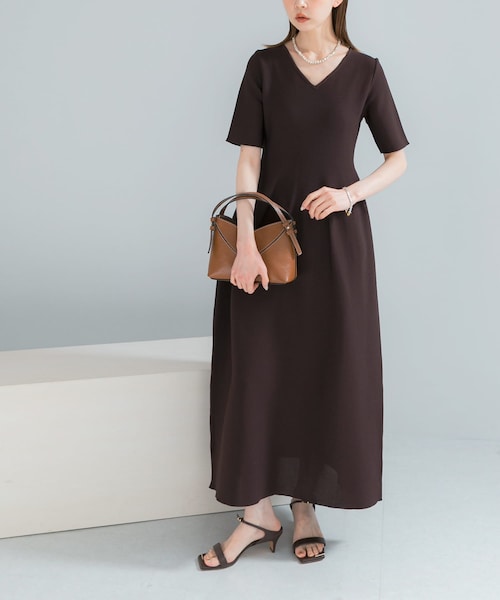 URBAN RESEARCH ROSSO（アーバンリサーチロッソ）の「『一部WEB限定カラー』フォルムニットVネックワンピース（ワンピース・レディース・BLACK/BROWN/RED・36/38）」の2枚目の写真