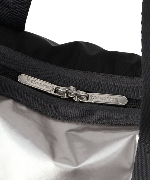 ADAM ET ROPE'(アダムエロペ)の「【LeSportsac for ADAM ET ROPE'】Exclusive Deluxe Med Weeknder(ボストンバッグ・レディース・シルバー・F)」の18枚目の写真