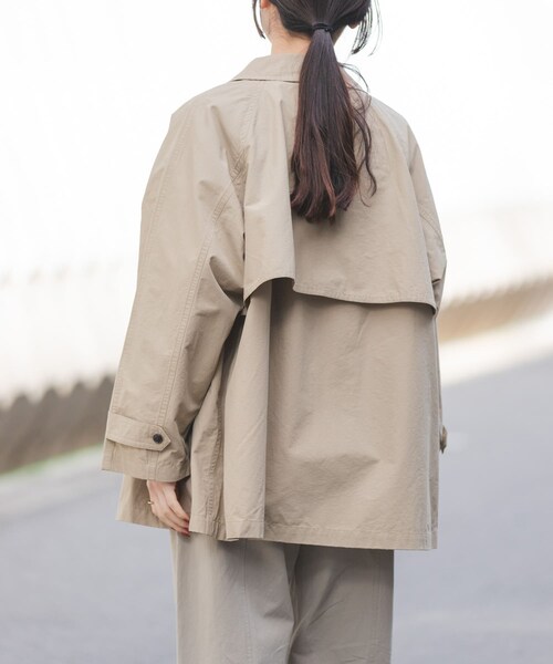 URBAN RESEARCH DOORS(アーバンリサーチドアーズ)の「FORK&SPOON ステンカラーテントコート(ステンカラーコート・レディース・BEIGE/NAVY・1)」の8枚目の写真