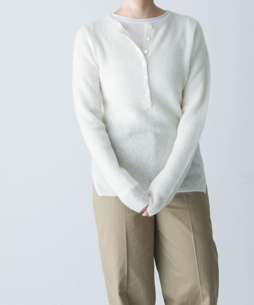 かぐれ(カグレ)の「YLEVE ALPACA KNIT HENLY NECK(ニット/セーター・レディース・FOG/OFF WHITE・1)」の4枚目の写真