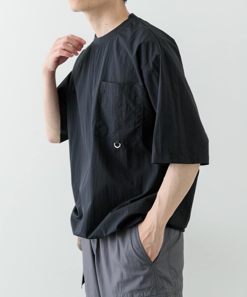 ITEMS URBANRESEARCH（アイテムズ アーバンリサーチ）の「『撥水/イージーケア/接触冷感/UVカット』タスランナイロンクルーネックドロストTシャツ（Tシャツ/カットソー・メンズ・BLK/CHA/NVY・M/L）」の6枚目の写真
