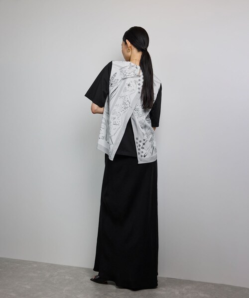 ROPE'（ロペ）の「【洗える】【YUKO SAEKI for ROPE'・コラボ】スカーフ柄プリント Aラインカットソー（Tシャツ/カットソー・レディース・ブラック/オフホワイト・F）」の13枚目の写真