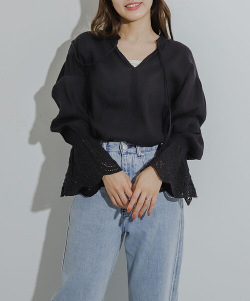 SENSE OF PLACE by URBAN RESEARCH(センスオブプレイスバイアーバンリサーチ)の「スカラップレースヨウリュウブラウス(シャツ/ブラウス・レディース・BLACK/OFF WHITE/CORAL・one)」の2枚目の写真