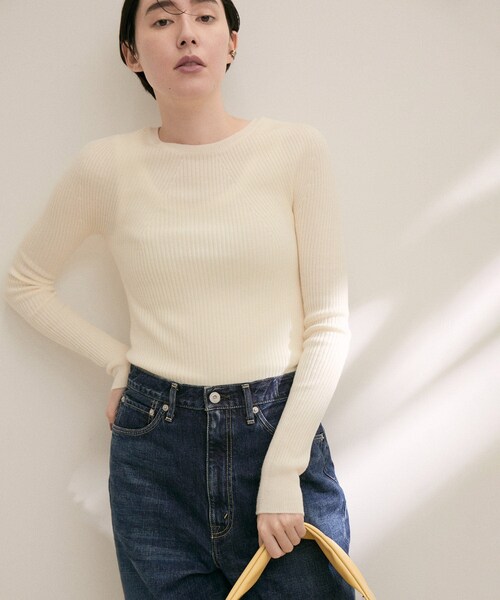 ADAM ET ROPE'（アダムエロペ）の「【公式サイト限定】【BATONER for SALON】別注ボートネックリブプルオーバー（ニット/セーター・レディース・ブラック/イエロー/グレー/オフホワイト/ベージュ・F）」の2枚目の写真