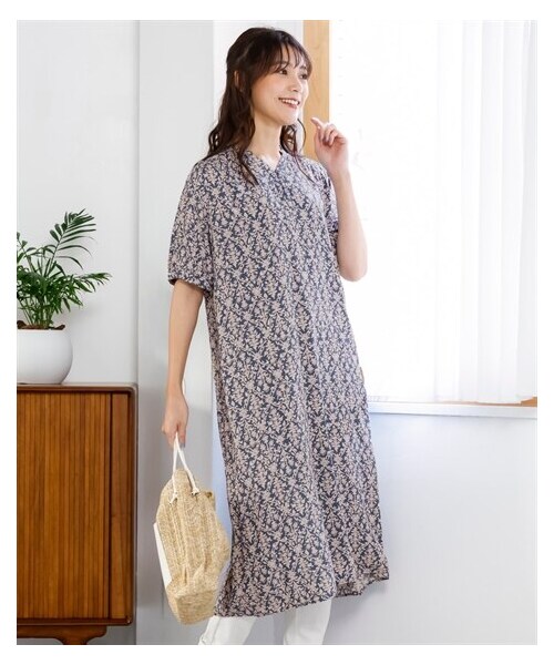 nissen（ニッセン）の「大きいサイズレーヨン１００％うすカル柔らか５分袖バンドカラーワンピース（ワンピース・レディース・グリーン系草花柄/ネイビー系小鳥柄/グレー系アラベスク柄/ダークネイビー系チェック/オフホワイト系木の実柄・L/LL/3L/4L/5L/6L/8L/10L）」の16枚目の写真