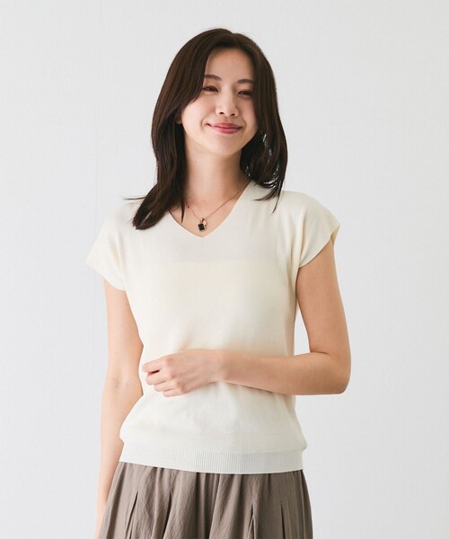 Jayro（ジャイロ）の「Vネックフレンチ袖ニット（ニット/セーター・レディース・ブラック/グレー/ベージュ/グリーン/ブルー/サックス/レッド/カラシ/オレンジ・F）」の3枚目の写真