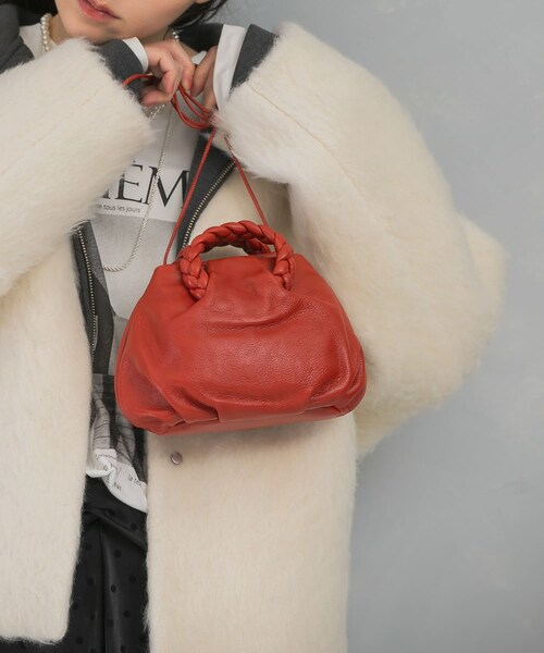 URBAN RESEARCH ROSSO（アーバンリサーチロッソ）の「HEREU　Bombon Supple Shiny（ショルダーバッグ・レディース・Chili Red・one）」の2枚目の写真