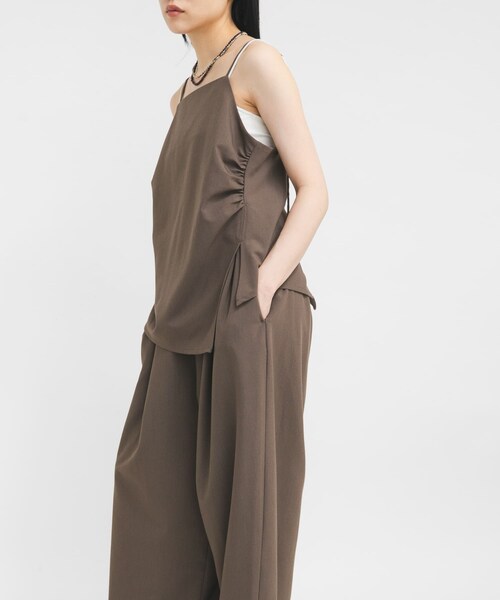 KBF（ケイビーエフ）の「ドレープキャミソールSETパンツ（セットアップ・レディース・BROWN/BLACK/BEIGE・One）」の4枚目の写真
