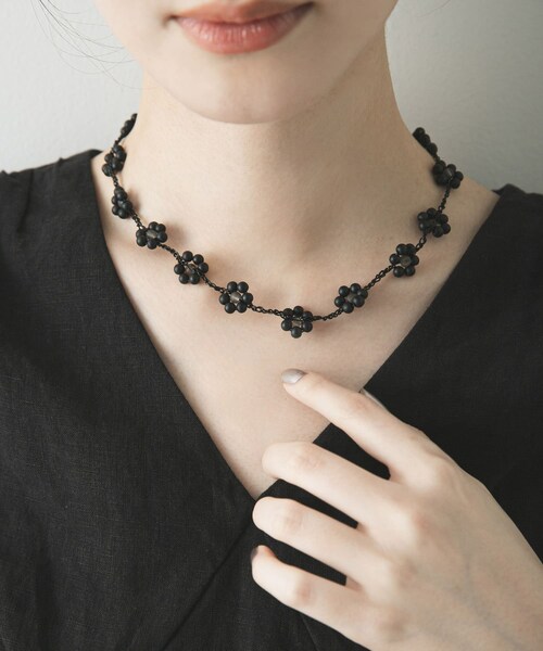 URBAN RESEARCH(アーバンリサーチ)の「PROTCOL FLOWER NECKLACE(ネックレス・レディース・BLACK/MINT・-)」の4枚目の写真